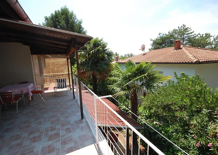 Leo By El-pi Tours *